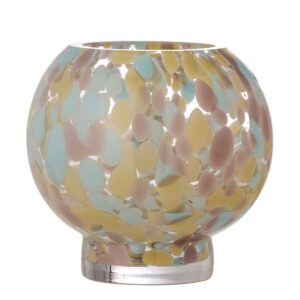Vase Selina in elegantem Design aus hochwertigem Keramik mit stilvollen Blumenarrangements dekoriert.