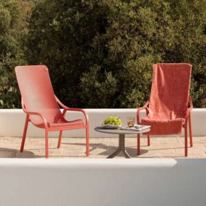 Strandtuch Nardi telo mare Net Lounge in leuchtendem Korallenrot, ideal für den Einsatz am Strand oder im Garten.