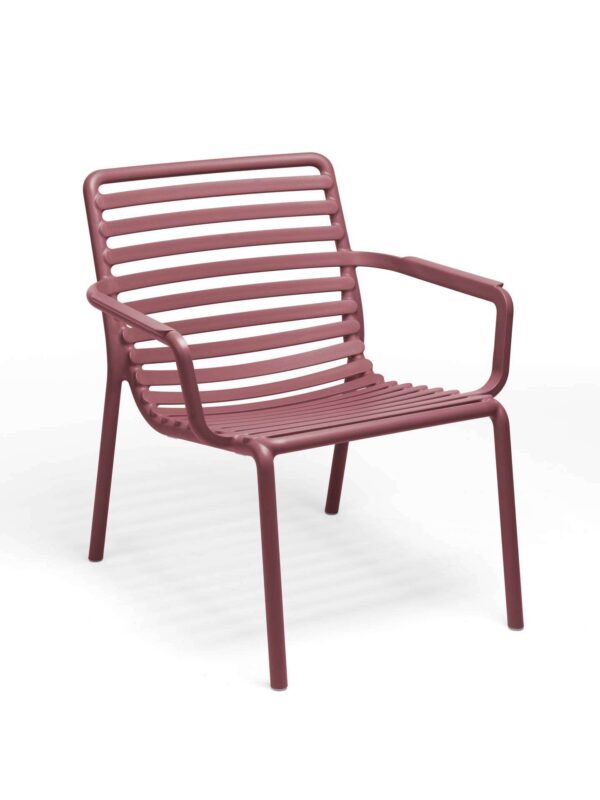 Nardi Armlehnstuhl Doga relax in der Farbe Marsala, ideal für den modernen Garten und die Terrasse, bietet Komfort und stilvolles Design.