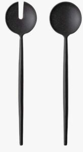 Salatbesteck Hadrin im 2-er Set aus hochwertigem Material, ideal für die Servierung von frischen Salaten und Beilagen.