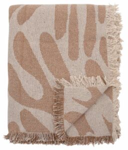 Gemütliche braune Decke Alk für wohnliche Akzente und Wärme im Wohnraum. Ideal für Couch oder Bett.