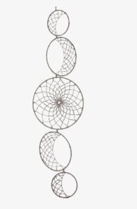 Ein handgefertigter Traumfänger aus Naturmaterialien mit bunten Federn und liebevoll gestalteten Details, ideal zur Dekoration und zur Verbesserung des Schlafs.