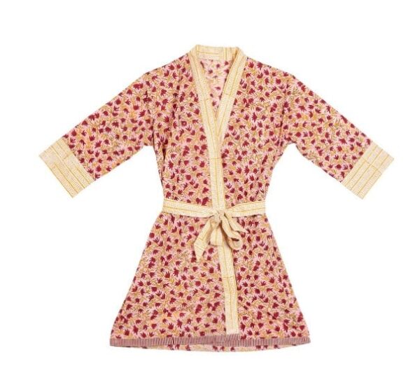 Eleganter Kimono Clothilde in zartem Rosa für stilbewusste Frauen, ideal für entspannte Abende oder als modisches Accessoire.