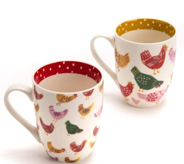 Häferl Henne Suzie 2 tlg. Set mit bunten Hühnerdesigns für eine fröhliche Tischdekoration in der Küche.