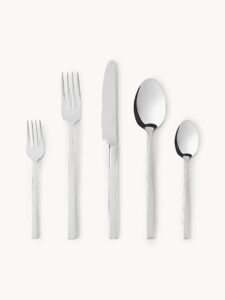 Hochglanzpoliertes 5-teiliges Besteckset für elegantes Essen und stilvolle Tischdekoration.