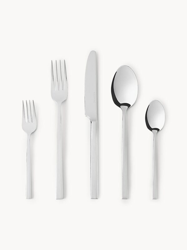 Hochglanzpoliertes 5-teiliges Besteckset für elegantes Essen und stilvolle Tischdekoration.