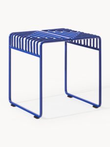 Metall-Hocker in der Farbe Royalblau, ideal als stylische Sitzgelegenheit für Innen und Außen.