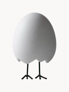 Bunte Oster-Dekoration Ei für festliche Frühlingsatmosphäre und österliche Festlichkeiten.
