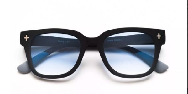 Okkia Sonnenbrille Giovanni OK012BK-BL in Schwarz und Blau, modisches Design für Schutz und Stil an sonnigen Tagen.