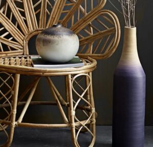 Deko Vase in Lila mit einer Höhe von 59,5 cm, ideal für elegante Wohnraumgestaltungen und als Blickfang in jeder Einrichtung.
