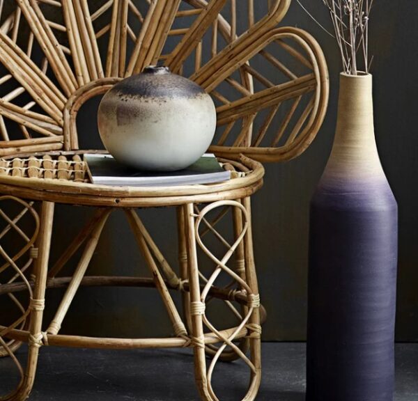 Deko Vase in Lila mit einer Höhe von 59,5 cm, ideal für elegante Wohnraumgestaltungen und als Blickfang in jeder Einrichtung.