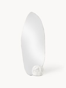 Standspiegel mit Sockel in eleganter Marmor-Optik für modernes Wohndesign