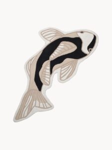 Wollteppich Fisch in den Maßen 97 x 130 cm mit aquatischem Design und hochwertigen Materialien