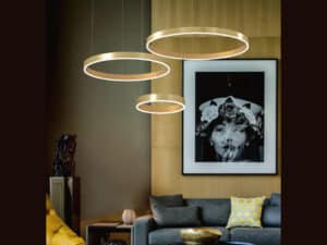 Hängeleuchte HL RINGO WW in elegantem Gold mit 60 cm Durchmesser beleuchtet modernen Wohnraum stilvoll
