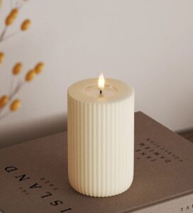 LED Blockkerze cremefarbig im Format 8x12 cm für dekorative Beleuchtung und stimmungsvolles Ambiente