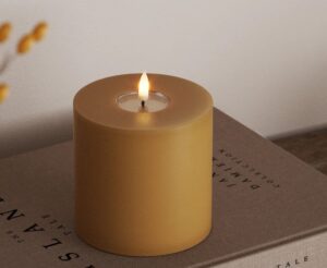 LED Blockkerze Curry 10x10 cm in warmem Curry-Farbton energieeffiziente dekorative Beleuchtung für Zuhause und Veranstaltungen