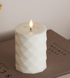 SQUARE LED Blockkerze in Weiß 7,5 x 10 cm hochwertige dekorative LED Kerze batteriebetrieben langlebig flackerndes Licht