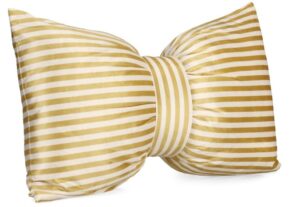 Kissen mit goldfarbener Schleife in den Maßen 60x40 cm für elegante Wohnraumdekoration