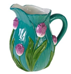 Karaffe aus Glas mit einer frischen roten Tulpe innen für stilvolle Dekoration