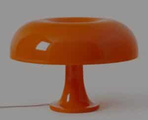 Tischlampe Orange modern minimalistisches Design beleuchtet warmes Licht für gemütliche Wohnräume