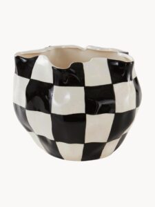 Handgefertigter Übertopf kariert aus Ton mit modernem Karo-Design für stilvolle Pflanzenpräsentation