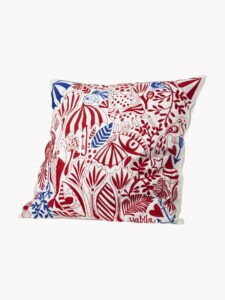 Besticktes Kissen Bibi aus hochwertiger Bio-Baumwolle mit dekorativem Design für nachhaltigen Komfort