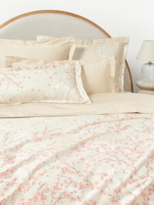 Bettdeckenbezug Sakura 2-teilig 155 x 220 cm aus weichem Material mit floralem Design in zarten Farben