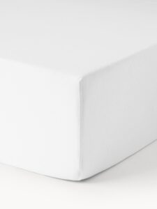 Boxspring-Spannbettlaken Lara in Weiß, elastisches und hochwertiges Spannbettlaken für Boxspringbetten, passt perfekt und bietet angenehmen Schlafkomfort