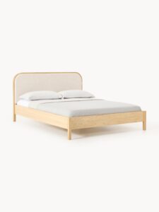 Holzbett Jones mit gemütlichem Kopfteil aus weichem Bouclé Stoff in modernem Design
