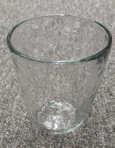 Trinkglas Crack aus Glas mit einzigartigem Craquelé-Design für stilvolles Servieren von Getränken