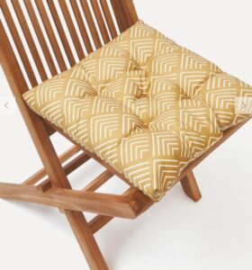 Outdoor-Sitzkissen Milano mit grafischem Muster in Senfgelb für Garten und Terrasse