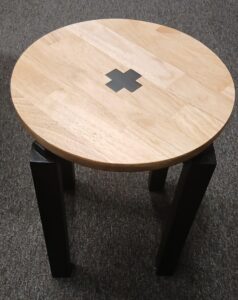 Moderner Hocker aus hochwertigem Holz für Wohnzimmer und Esszimmer