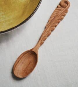 Handgeschnitzter Holzlöffel aus naturbelassenem Holz für Küche und Dekoration