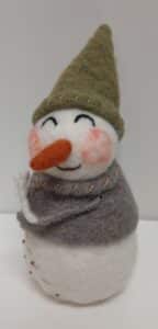 Snowman Daddy Schneemann Figur mit Hut und Schal für winterliche Dekoration